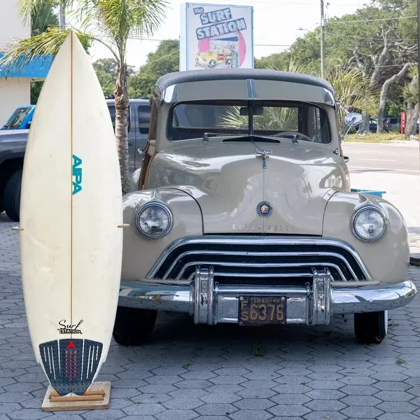 Aipa Twin+1 PU/Poly 5'6 Used Surfboard - FCS II